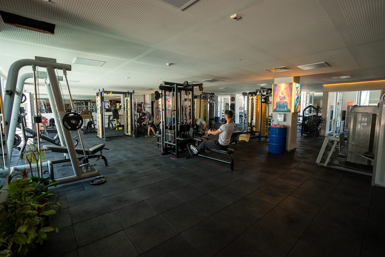 MSM Studio ana salon — ağırlık ve kondisyon alanı