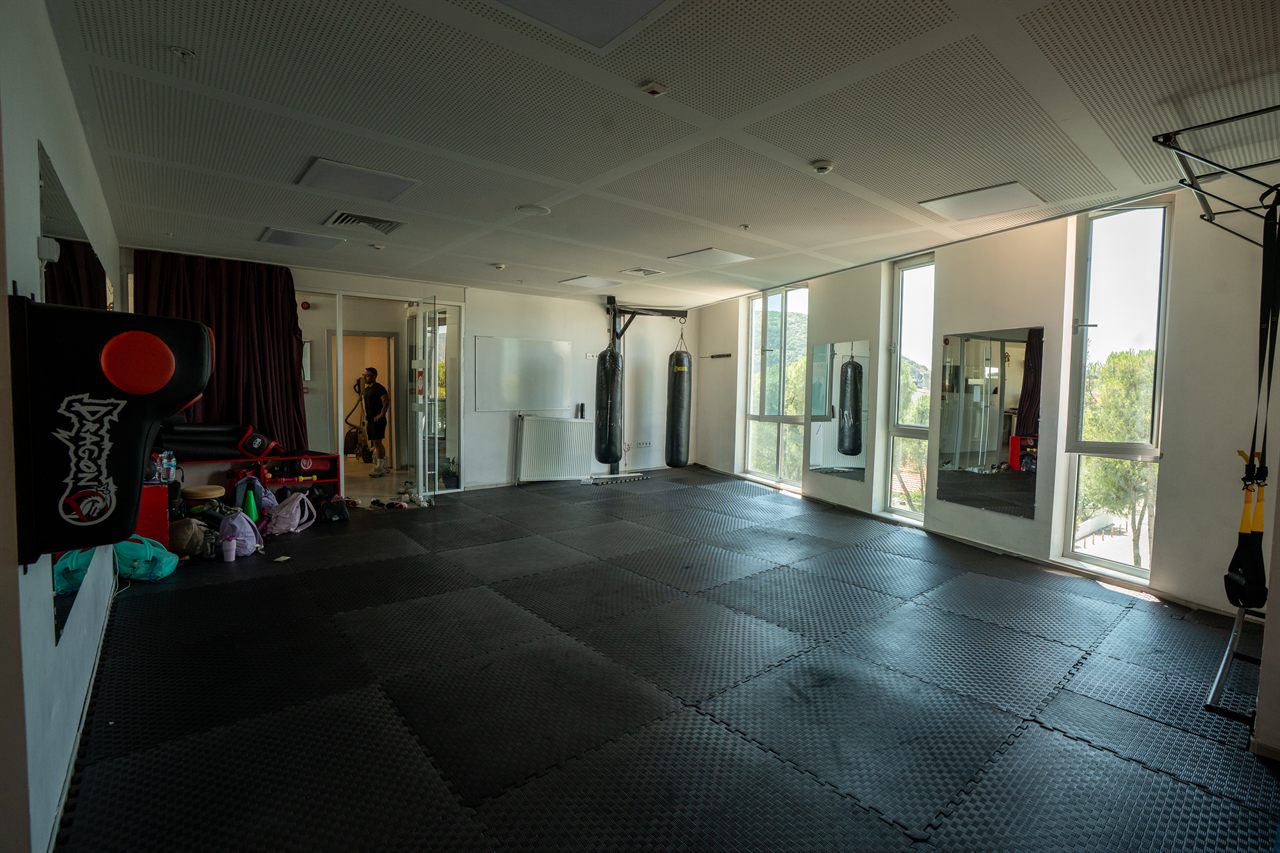MSM Studio boks ve kickboks alanı — kum torbaları ve minder zemin